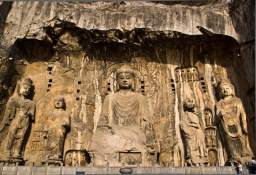 龙门石窟位于河南省洛阳市，是世界上造像最多的石刻艺术宝库图片1