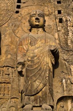 龙门石窟位于河南省洛阳市，是世界上造像最多的石刻艺术宝库图片3