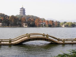 杭州西湖，位于浙江省杭州市西面，中国十大风景名胜之一图片1