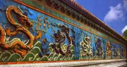 北京故宫为明、清两代的皇宫，是中国最大的古代文化艺术博物馆图片7